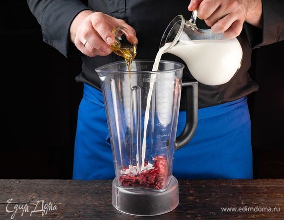 Влейте к ягодам молоко. Взбейте все с помощью блендера на высоких оборотах. Если не хватит сладости, добавьте еще немного сахара.