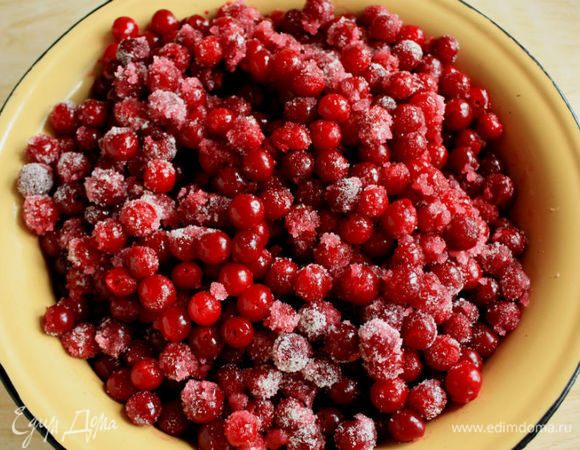 В большую емкость сложить вишню, пересыпать сахаром, перемешать и оставить на пару часов.
В это время подготовить литровые банки: помыть, простерилизовать удобным для вас способом. Я стерилизовала паром по 10 минут, крышки с  резинками прокипятила в последнюю очередь.