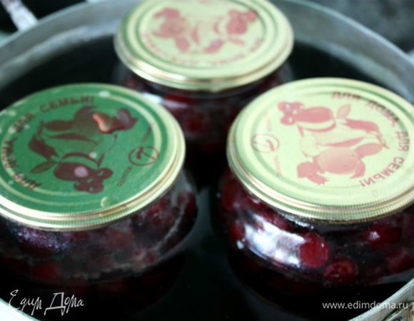 В чистые стерильные банки доверху разложить вишню, разлить поровну оставшийся сок. Если сок не покрывает ягоды, добавить негорячей кипяченой воды.

Банки накрыть стерильными крышками и поставить в большую кастрюлю с горячей водой. Вода должна доходить до плечиков банок. Довести воду до кипения и стерилизовать 10 мин, затем закатать крышки.