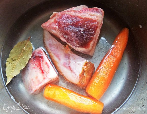 Варим бульон на костях или мясе — дело вкуса. Можно слить первую воду или просто снять пену при варке. Добавить морковь, но можно обойтись здесь и без нее. Солить по вкусу.