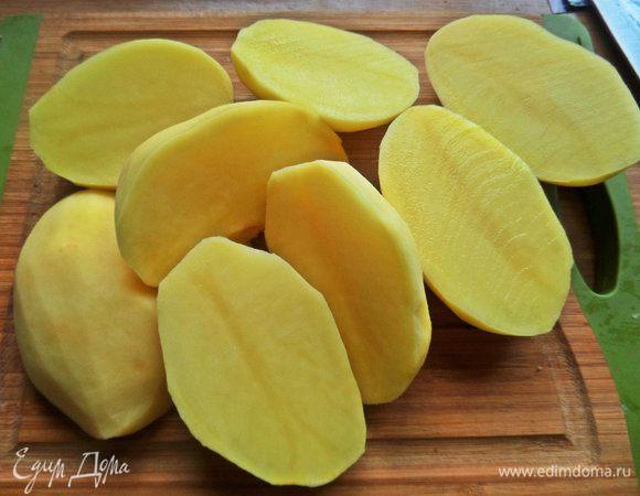 Когда бульон проварится, начинаем приготовление самого супа. Картофель очистить и разделить пополам.