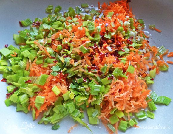 Высыпать в сковороду с маслом, добавить чили по желанию.