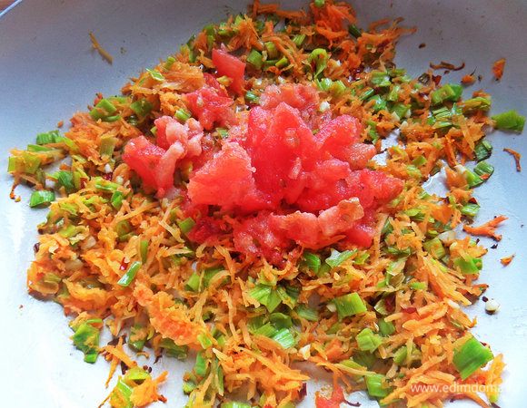 Покрошить измельченный томат без кожицы.