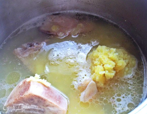 Отправить размятый картофель обратно в кастрюлю.