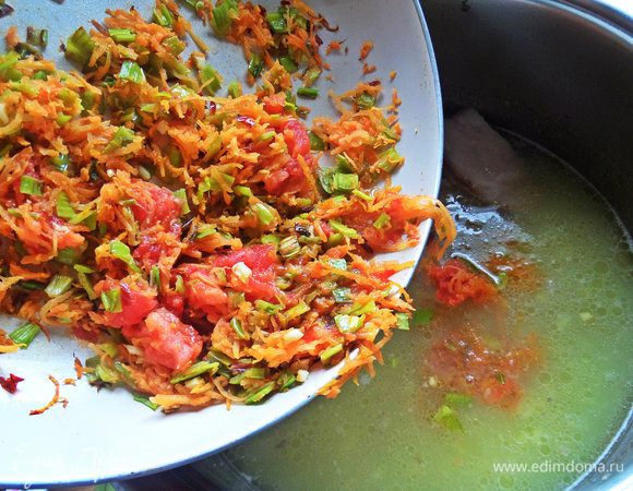 Перенести зажарку в бульон.