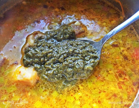 Переносим в суп, когда все овощи и рис в нем будут готовы. Переваривать рис не нужно. Смешиваем.