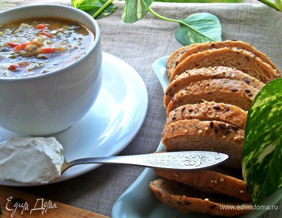 Подавать со сметаной и хлебушком с семечками.