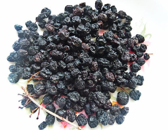 Черноплодка у меня прошлогодняя, вяленая. Можно замочить заранее для быстроты.