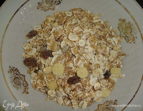 Для начала приготовим лед из чистой, фильтрованной воды. Мюсли измельчим в блендере.