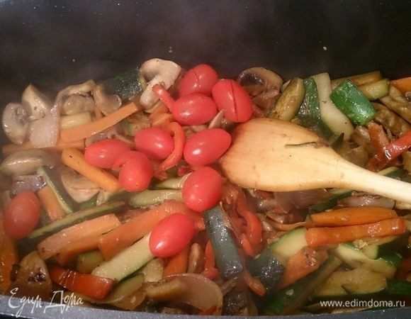 Добавляем черри помидоры.