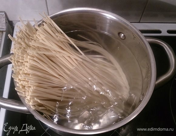 Лапшу «Удон» отвариваем как указано на пачке. 