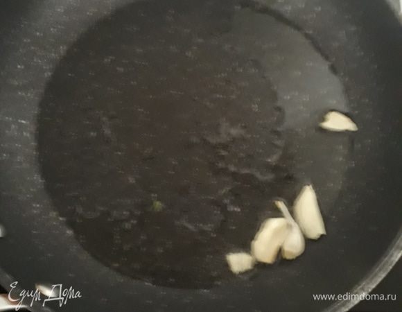 Разогреть подсолнечное масло и добавить чеснок. В оригинале оливковое, но поскольку говорят, что оно выделяет токсины при нагревании, я использую подсолнечное или рисовое. Прогреть 1 минуту.