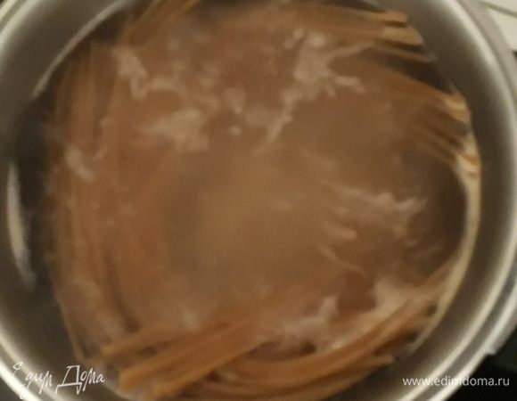 Тем временем отварить спагетти или другую пасту аль денте.