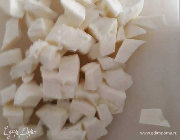Нарезать моцареллу кубиками.