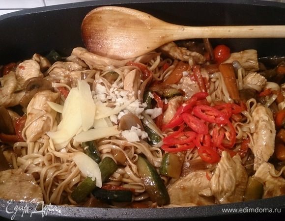 Добавляем все кроме кинзы, аккуратно перемешиваем и еще немного все вместе прогреваем.