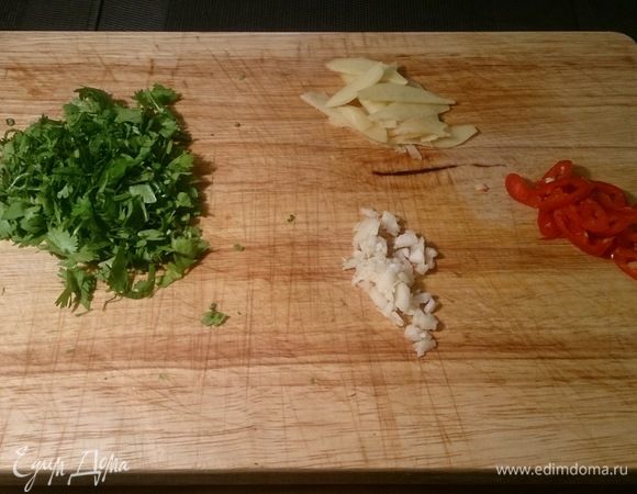 Рубим кинзу, чеснок, имбирь и чили.