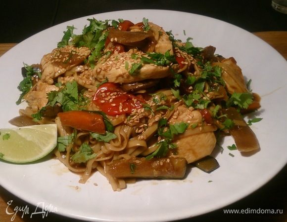 Подаем посыпав рубленной кинзой, жареным кунжутом и обязательно сбрызнуть соком лайма.
Получилось ну правда очень вкусно! Остро, пряно, сытно (как раз и по погоде, для нашего июля-октября, то что надо)
Всем приятного аппетита!