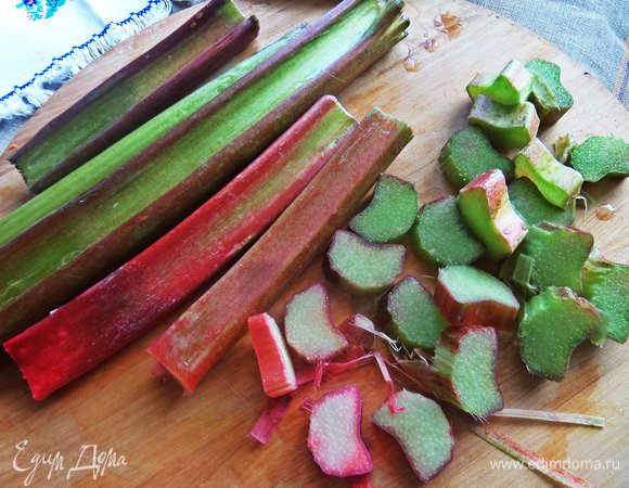 Ревень промыть, не чистить от кожицы, от нее настаивается приятный цвет.