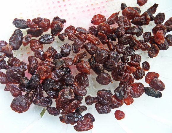 Изюм промыть. Он частично заменяет сахар в компоте и придает свой вкус.