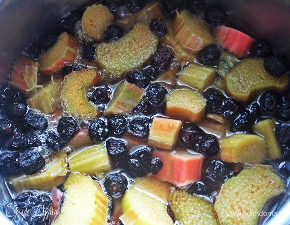 Поставить на умеренный огонь. Варить с добавлением сахара минут 5.