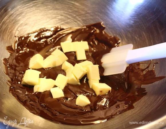 Добавляем масло, размешиваем до однородности.