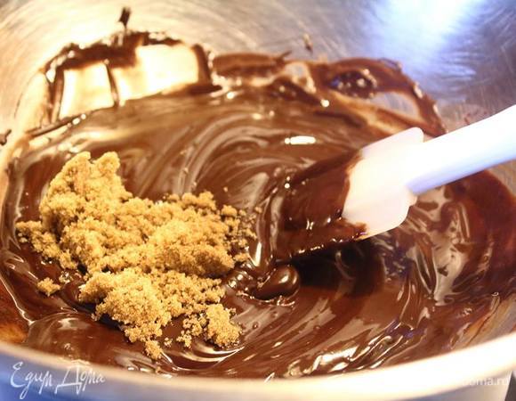 Добавляем сахар (я взяла коричневый, но можно и обычный или сахарную пудру), размешиваем до однородности.