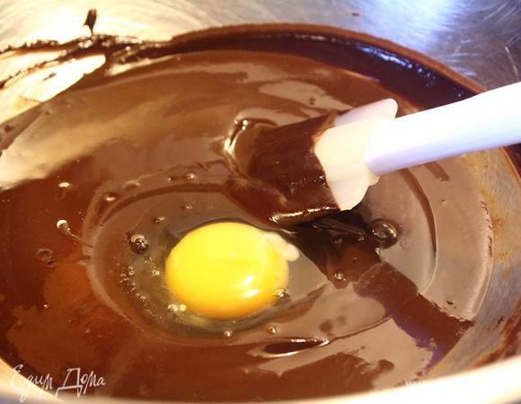 По одному вмешиваем яйца.