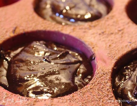 Формы смазать маслом и посыпать какао. Можно керамические, можно силиконовые. Духовку разогреть до 220°С, отправить фондан на 7–8 минут. Проверяется только опытным путем. У меня за 8 минут фондан почти застыл внутри и не вытекает.