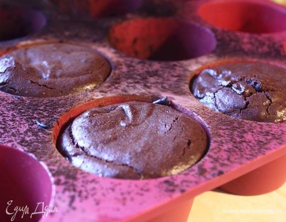 Дать остыть немного, убедиться аккуратно, что от стенок отходит хорошо и перевернуть фондан на тарелку.