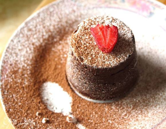 Подать слегка посыпанным какао или сахарной пудрой. Если подавать не сразу после выпекания, то можно слегка разогреть в микроволновке.