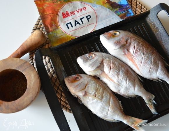 Посолить и поперчить со всех сторон. Я всегда использую свежемолотый перец, он ароматнее. Влить растительное масло на сковороду-гриль и равномерно распределить. Выложить рыбу на сковороду.