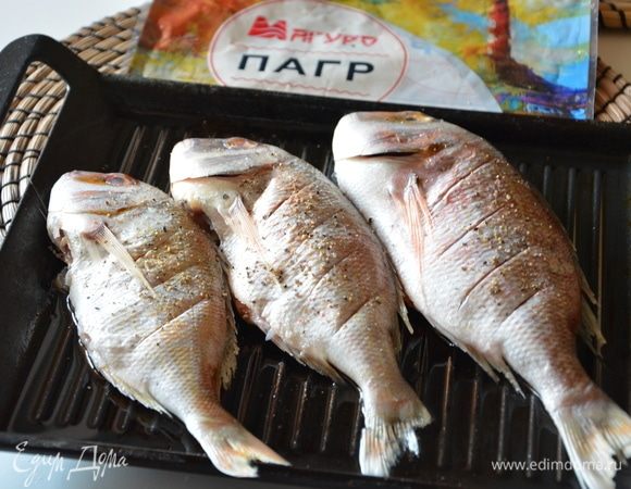 На каждой рыбке сделать 3-4 надреза. 