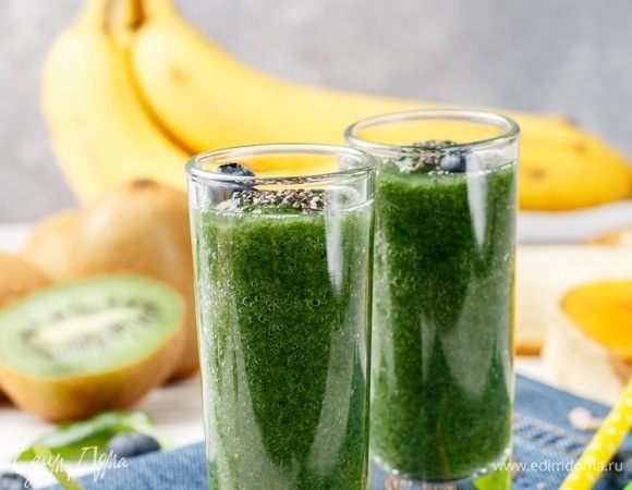 Постепенно небольшими частями добавлять воду до получения нужной консистенции. При подаче посыпать семечками и семенами чиа, украсить любыми ягодами и базиликом