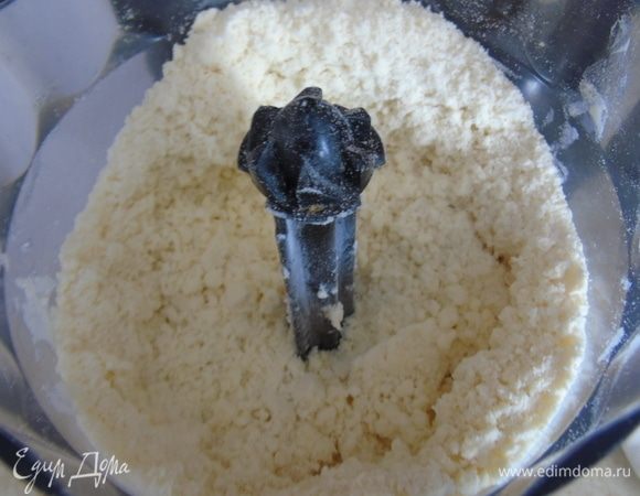 В муку добавьте соль, сахар, кусочками холодное сливочное масло и перетрите в крошку. Я это делаю блендером.