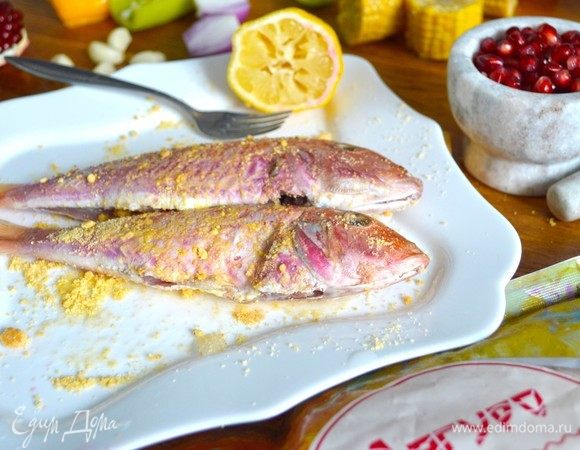 Обсыпать рыбешек со всех сторон специями для рыбы, полить соком половинки лимона. Овощи нарезать на крупные кусочки. 