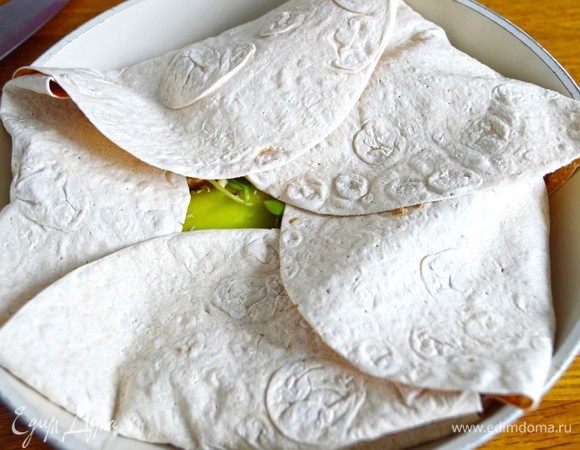 Обернуть овощи лавашиками.