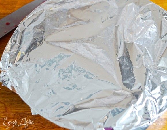 Обернуть блюдо фольгой. Запечь в духовке при температуре 200°С 30 минут. Затем фольгу убрать, лавашики раскрыть и подрумянить блюдо в течение еще минут 15 до подрумянивания.