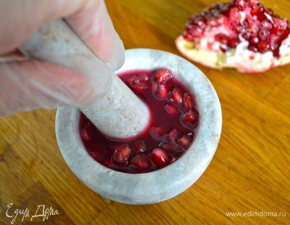 Приготовить гранатовый соус. Выжать из половинки граната ароматный сок, добавить перец, соль, веточку базилика (по готовности соуса ее удалить). Соус прокипятить. 