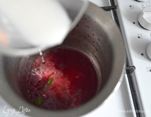 В свежевыжатом гранатовым соке растворить крахмал, влить медленной струйкой в уже кипящий сок. Проварить соус до загустения. 