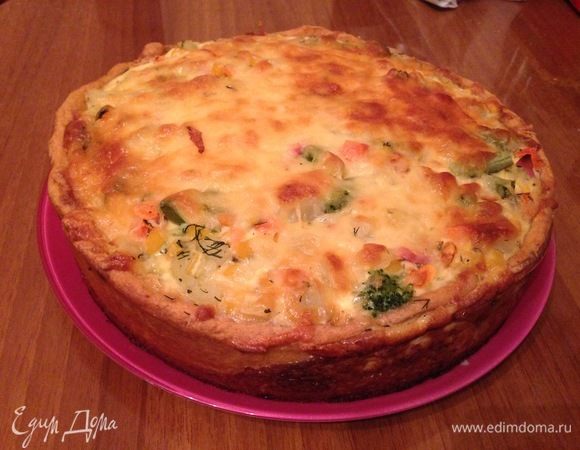 200 г муки, 100 г сливочного масла, 1 яйцо, 2 ст. л. воды, 1 ч. л. паприки молотой, замесить однородное тесто, положить на час в холодильник. Далее разделить на почти равные половины, из меньшей части размять или раскатать пласт для донышка, форму беру круглую с высокими бортиками. Можно руками прямо по донышку размять тесто (растягивая, но не допуская разрывов). Большую часть разделить на четыре части, из каждой скатать колбаску и из них размять и сформировать бортики высотой 4 см. Перед выпечкой разогреть духовку до 200°С. Тесто на донышке наживить вилкой, выстелить пергаментом или цельным куском или вырезать отдельно дно и полоску для бортиков, сверху пергамента засыпать бобовые (горох или фасоль) поставить выпекать на 15-20 минут (до полу готовности).