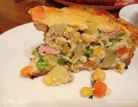 Тем временем готовим начинку, овощную замороженную смесь любую (от фантазии и наличия в магазине), предварительно разморозив и можно добавить курицу вареную 150-200 г, зелень по вкусу, можно добавить несколько мелких черри помидорок (целых).