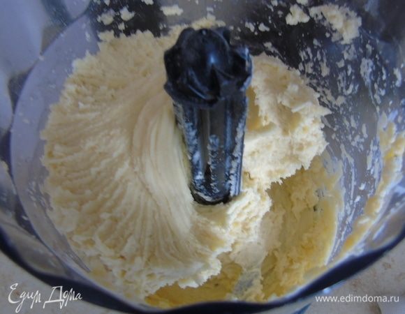 Добавьте сметану, водку (коньяк) и желток. Быстро перемешайте. Если тесто будет очень густое, добавьте 1–2 л воды.