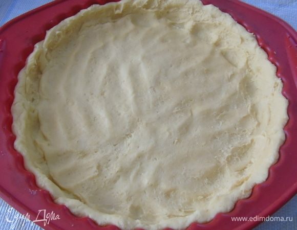 Выложите тесто в форму сделав бортики и отправьте в морозильник на 15 минут.