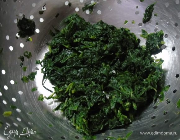 Шпинат нарежьте и обдайте кипятком.