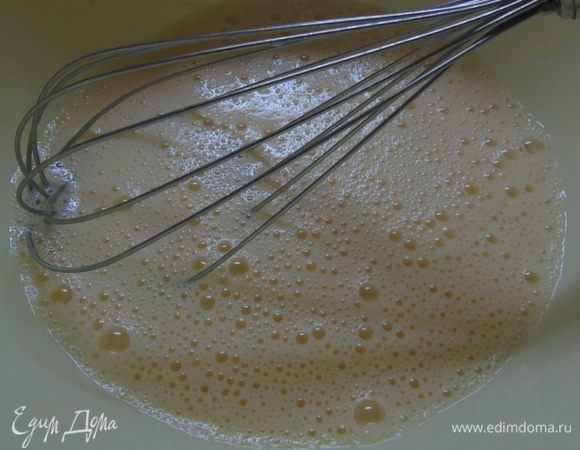 Яйца слегка взбейте, влейте сливки и снова немного взбейте.