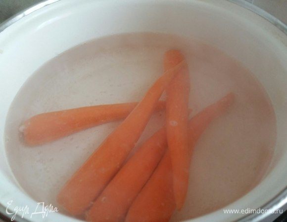 Вскипятить в кастрюле воду. Пучок молодой моркови (5шт.) почистить от кожуры и отправить в кипящую воду на 2 минуты. Вынуть на тарелку.