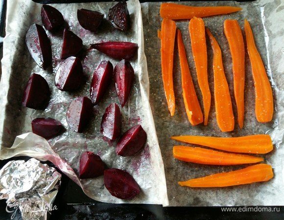 Морковь разрезать вдоль пополам, свеклу на 4 части. Противень застелить фольгой, смазать маслом и выложить овощи, сбрызнуть сверху еще маслом, посолить. С краю выложить чеснок в фольге. Отправить в разогретую духовку на 20–30 мин. Чеснок достать из духовки через 15 минут. Перевернуть овощи другой стороной и запекать еще 15 минут.
