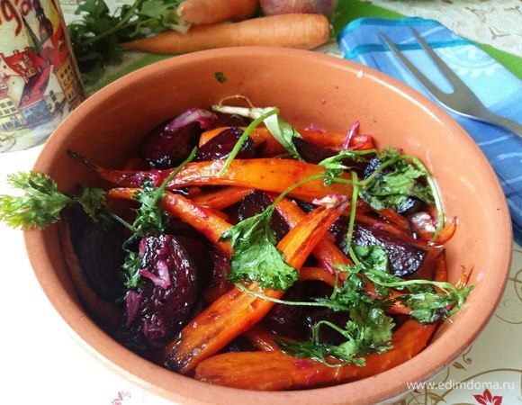 Полить заправкой овощи. Хорошо перемешать. Сверху выложить кинзу или петрушку.