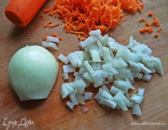 Лук измельчить.