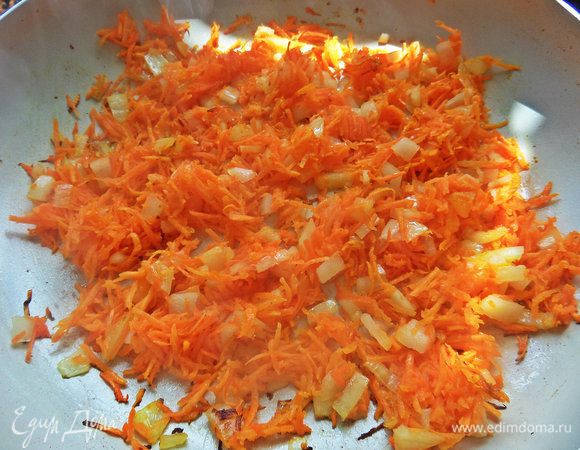 Высыпать в него морковь и лук.